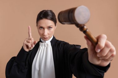 Açık kahverengi arka planda tokmak ile yargıç