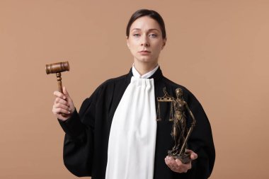 Açık kahverengi arka planda Adalet Anıtı 'nın çekici ve figürüyle yargıç