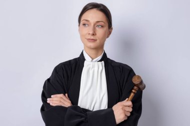 Arka planda çekiçle yargıç portresi