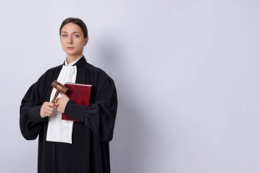 Işık arkaplan üzerinde tokmak ile yargılama, metin için boşluk