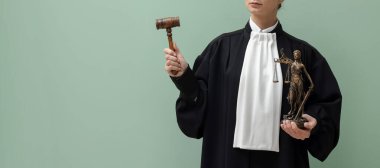 Açık yeşil arka planda Adalet Anıtı 'nın çekici ve figürlü hâkimi, yakın plan. Metin için boşluk