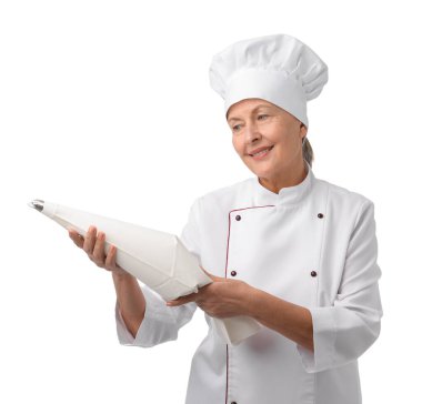 Beyaz arka planda krema torbası olan profesyonel pasta şefi.