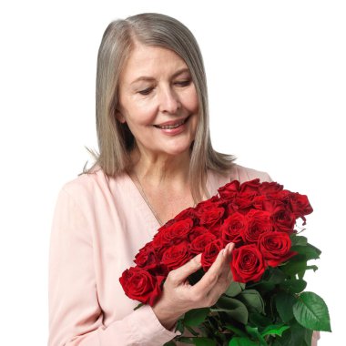 Gülen kadın beyaz arka planda bir buket gülle