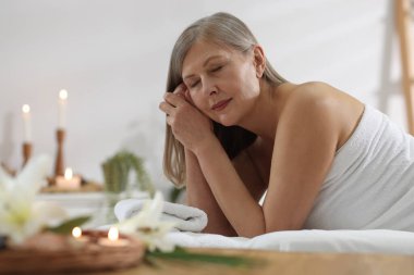 Son sınıf öğrencisi masaj salonundaki kanepede dinleniyor.