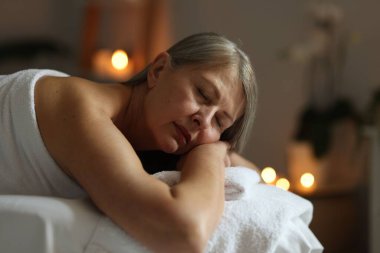 Son sınıf öğrencisi masaj salonundaki kanepede dinleniyor.