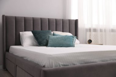 Rahat yatak, yeni yumuşak yatak ve kapalı yastıklar, yakın çekim.