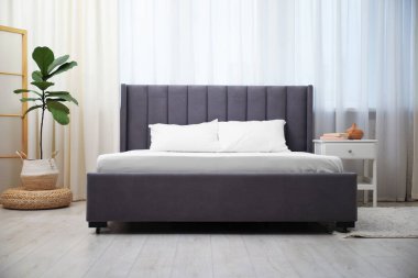 Rahat yatak, yeni yumuşak yatak ve yastıklar.