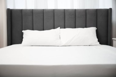 Rahat yatak, yeni yumuşak yatak ve kapalı yastıklar, yakın çekim.