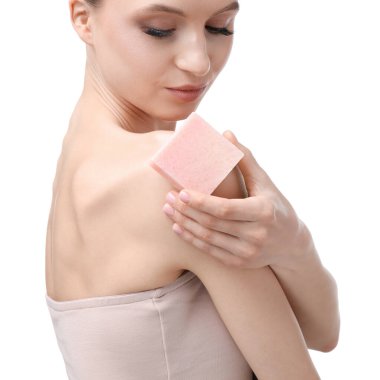 Beyaz arka planda sabun çubuğu olan güzel kadın, yakın plan.