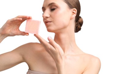 Beyaz arka planda sabun çubuğu olan güzel kadın, yakın plan.