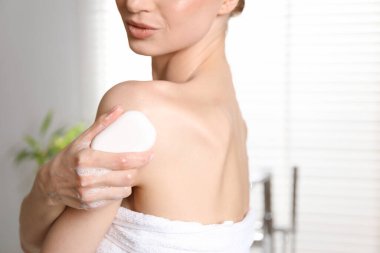 Banyoda sabun barı olan kadın, yakın çekim