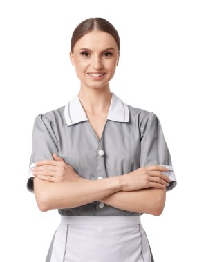 Beyaz arka planda gülümseyen oda hizmetçisinin portresi