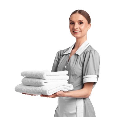 Beyaz arka planda temiz havlu yığını olan oda hizmetçisi.