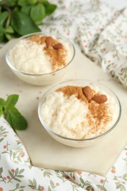 Tarçınlı sütlaç, badem ve nane şekeri, yakın plan.