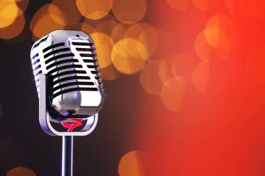 Karanlık arka plana karşı bir klasik mikrofon, mesaj için boşluk. Bokeh etkisi