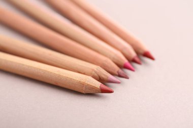 Hafif arkaplanda pek çok farklı dudak kalemi, yakın plan