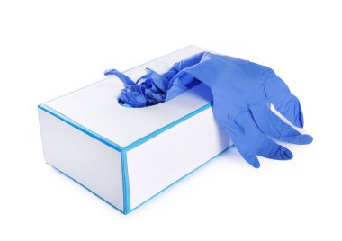 Mavi tıbbi eldiven ve kutu beyaza izole edilmiş.