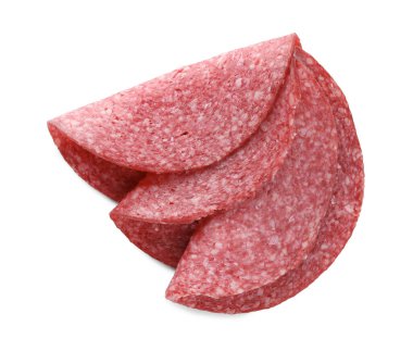 Lezzetli tütsülenmiş sosis dilimleri beyaz, üst manzara