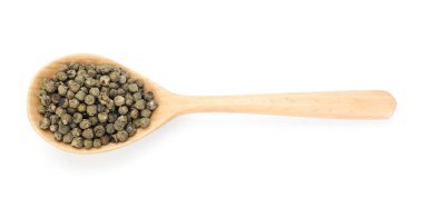 Ahşap kaşıkta yeşil biber, beyaza izole edilmiş, üst manzara.