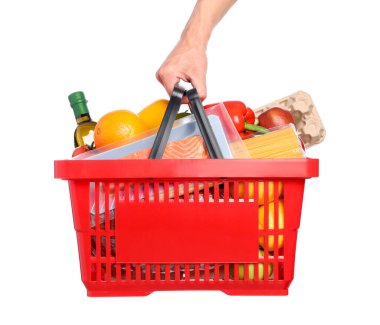 Beyaz arka planda farklı ürünleri olan alışveriş sepeti tutan adam, yakın plan.