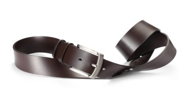 Bir kahverengi deri kemer beyaza izole edilmiş.