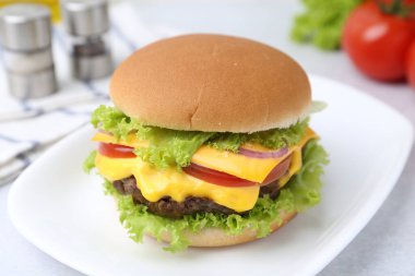 Marul ve domatesli leziz bir çizburger, yakın plan.