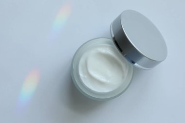 Beyaz arka planda vücut kremi kavanozu, üst görünüm