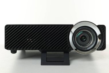 Bir modern video projektörü beyaza izole edildi