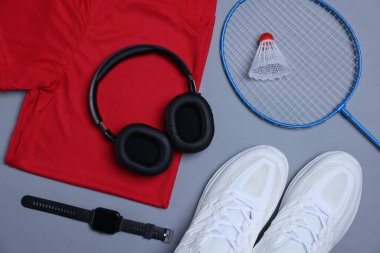 Gri arka planda spor giyimli düz konum