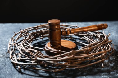 Dikenli taç ve yargıç tokmağı koyu dokulu arka plan, yakın plan