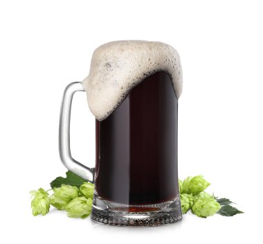 Cam bardakta taze bira ve beyaz arka planda zıplayan çiçekler.