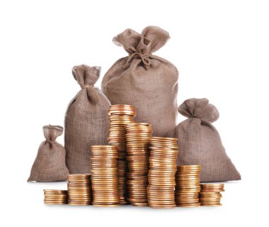 Zenginlik. Yığınla bozuk para ve çuval beyazı izole edilmiş.