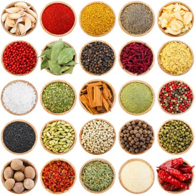 Farklı aromatik baharatlar ve beyaz kaplar. Üst görünüm