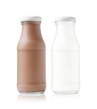 Çikolata içeceği ve süt beyaz cam şişelerde izole.