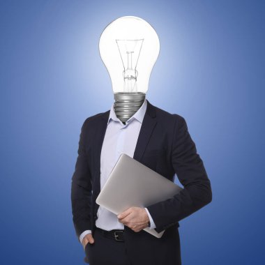 Mavi arka planda kafası ve dizüstü bilgisayarı yerine parlayan ampulü olan adam.