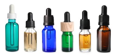 Farklı şişelerdeki tentürler beyaza izole edilmiş.