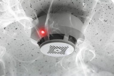 Tavandaki yangın alarmı detektörü dumanla tetiklendi