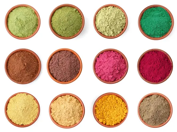 Beyaz arka planda kaselerde farklı süper yiyecek tozları var. Üst görünüm