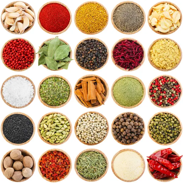 Farklı aromatik baharatlar ve beyaz kaplar. Üst görünüm