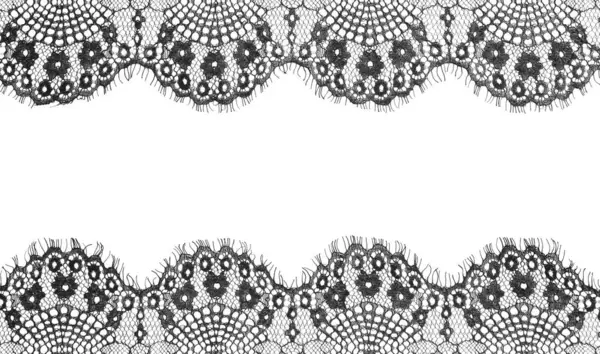 Beyaz arkaplanda güzel siyah dantelden yapılmış çerçeve