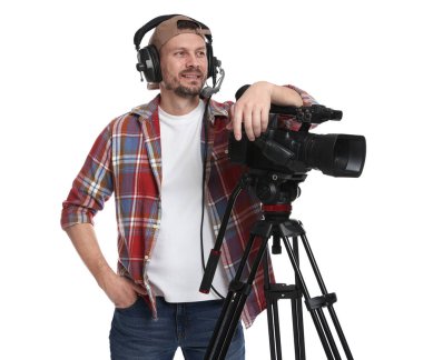 Profesyonel kameralı ve kulaklıklı bir adam beyaz arka planda.