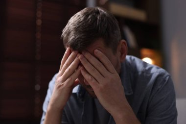 Evde depresyonda bir adam var. Zihinsel sağlık sorunu