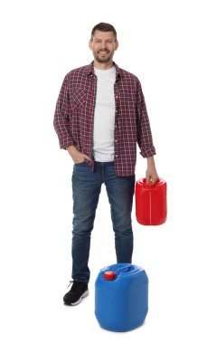 Beyaz arka planda plastik kutuları olan adam.