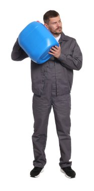 Beyaz arka planda plastik kutu tutan adam.