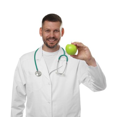 Beyaz arka planda yeşil elmalı ve steteskoplu beslenme uzmanı.