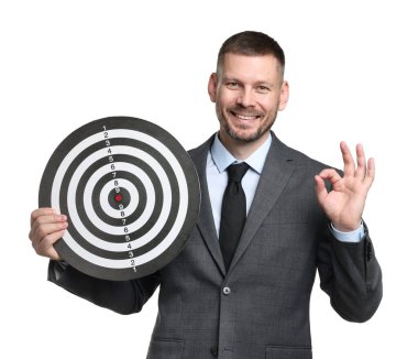 Hedef alınıyor. Dart tahtası olan adam beyaz arka planda iyi bir hareket gösteriyor