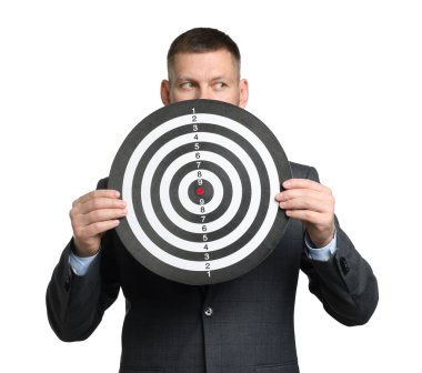 Hedef alınıyor. Beyaz arka planda dart tahtası olan adam