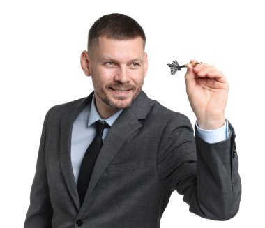 Hedef alınıyor. Beyaz arkaplanı hedefleyen dartlı bir adam.