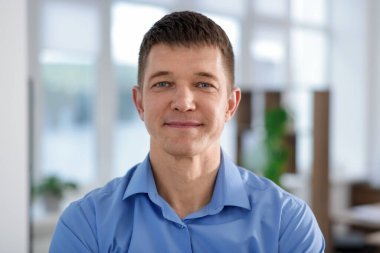 Yakışıklı orta yaşlı bir adamın portresi.