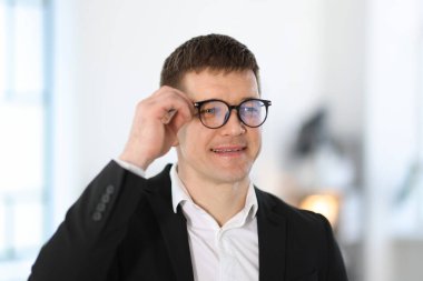 Yakışıklı orta yaşlı bir adamın portresi.